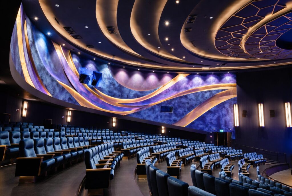 قاعة مسرح مع نظام شاشات متقدم